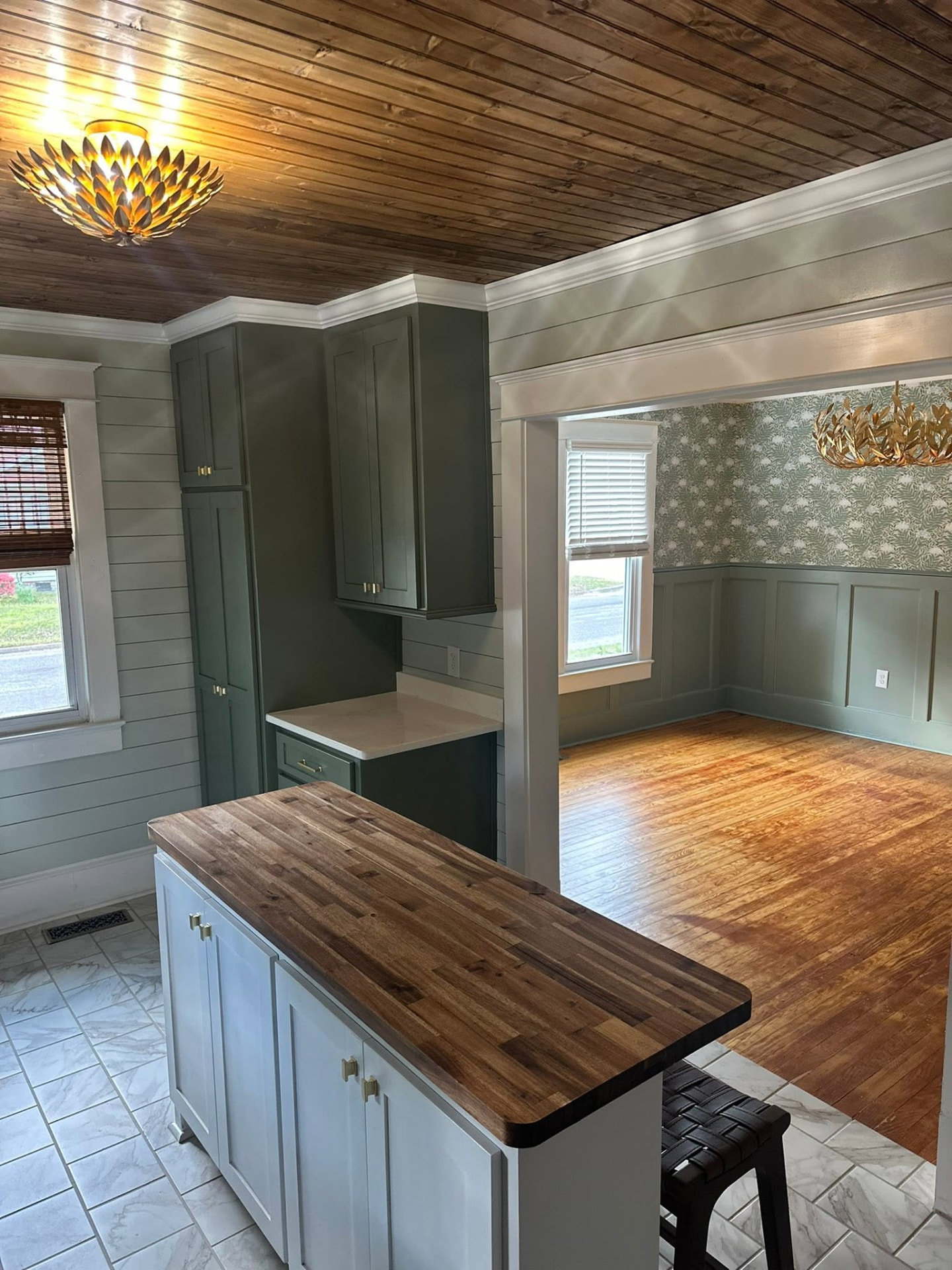 Kitchen and dining area move-in ready